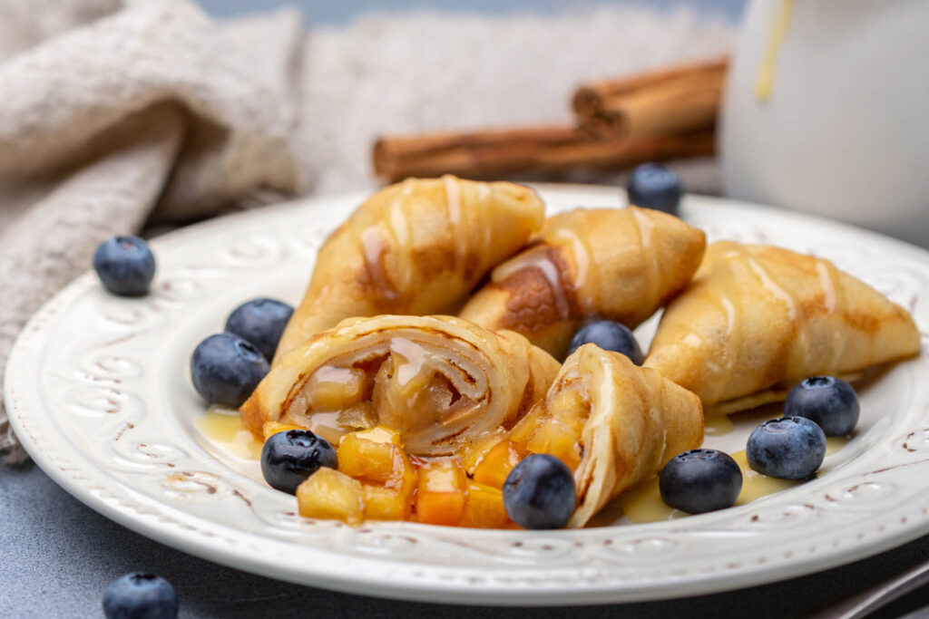 Dünne Apfel-Crêpes mit Rum und warmem Karamellsauce