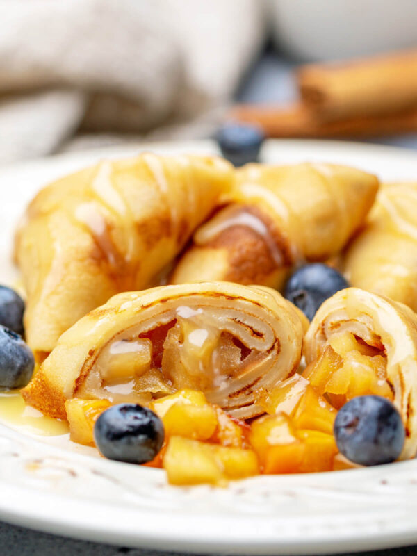 Dünne Apfel-Crêpes mit Rum und warmem Karamellsauce