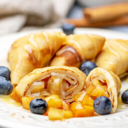 Dünne Apfel-Crêpes mit Rum und warmem Karamellsauce