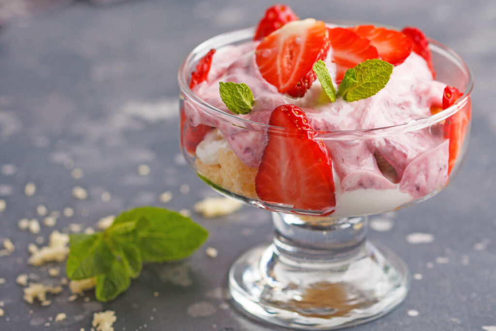 Erdbeer-Trifle im Glas - Einfaches Dessert mit Quarkcreme und frischen Beeren