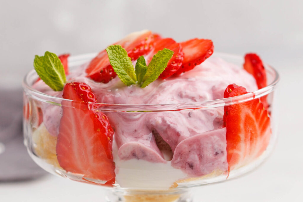 Erdbeer-Trifle im Glas - Einfaches Dessert mit Quarkcreme und frischen Beeren