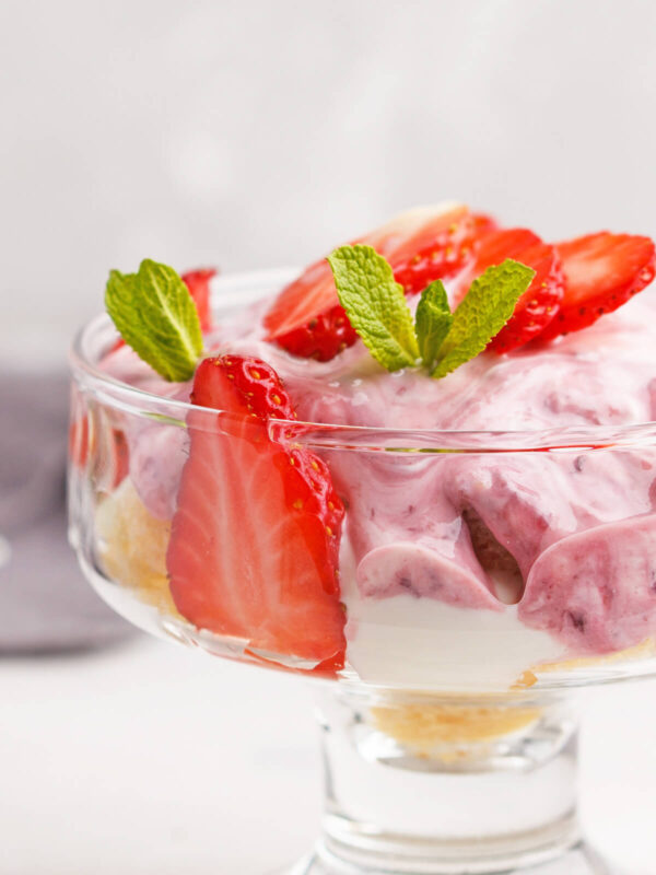 Erdbeer-Trifle im Glas - Einfaches Dessert mit Quarkcreme und frischen Beeren