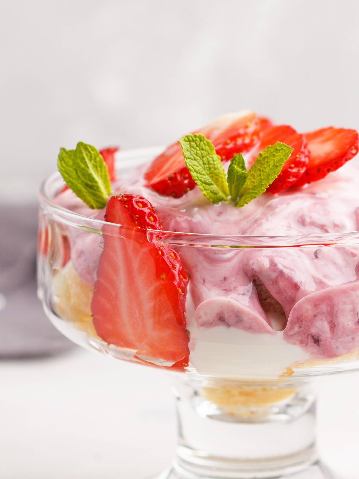 Erdbeer-Trifle im Glas - Einfaches Dessert mit Quarkcreme und frischen Beeren