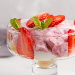 Erdbeer-Trifle im Glas - Einfaches Dessert mit Quarkcreme und frischen Beeren