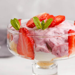 Erdbeer-Trifle im Glas - Einfaches Dessert mit Quarkcreme und frischen Beeren