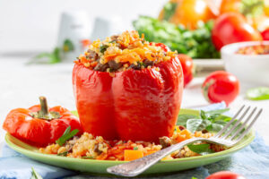 Gefüllte Paprika mit Bulgur, Gemüse und Putenfleisch aus dem Ofen