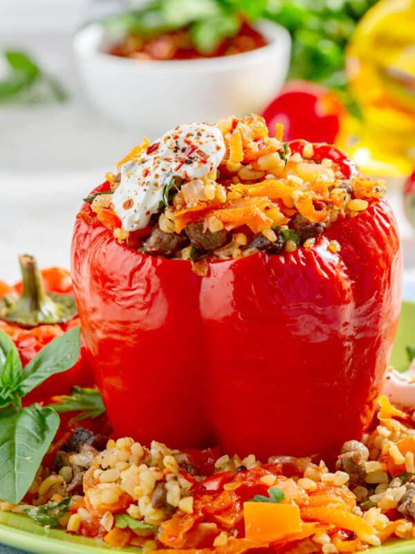 Gefüllte Paprika mit Bulgur, Gemüse und Putenfleisch aus dem Ofen