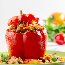 Gefüllte Paprika mit Bulgur, Gemüse und Putenfleisch aus dem Ofen