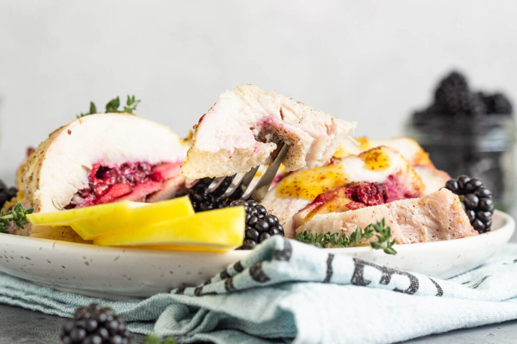 Gefüllte Putenbrust mit Äpfeln und Brombeeren