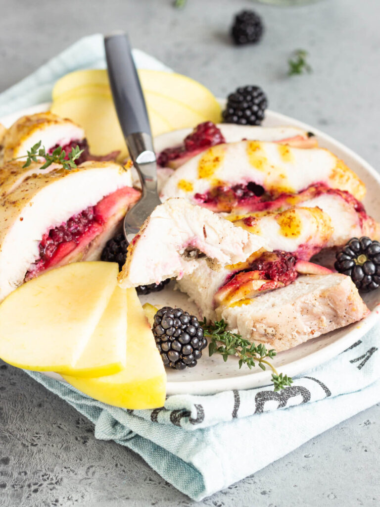 Gefüllte Putenbrust mit Äpfeln und Brombeeren