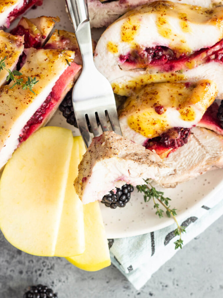 Gefüllte Putenbrust mit Äpfeln und Brombeeren