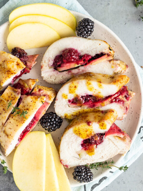 Gefüllte Putenbrust mit Äpfeln und Brombeeren