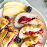 Gefüllte Putenbrust mit Äpfeln und Brombeeren