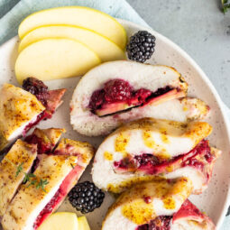 Gefüllte Putenbrust mit Äpfeln und Brombeeren