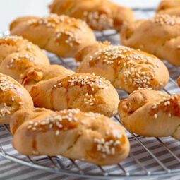 Griechische Osterkekse mit Sesam (Koulourakia)