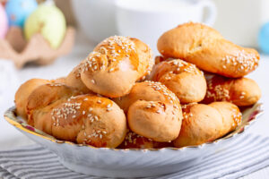 Griechische Osterkekse mit Sesam (Koulourakia)