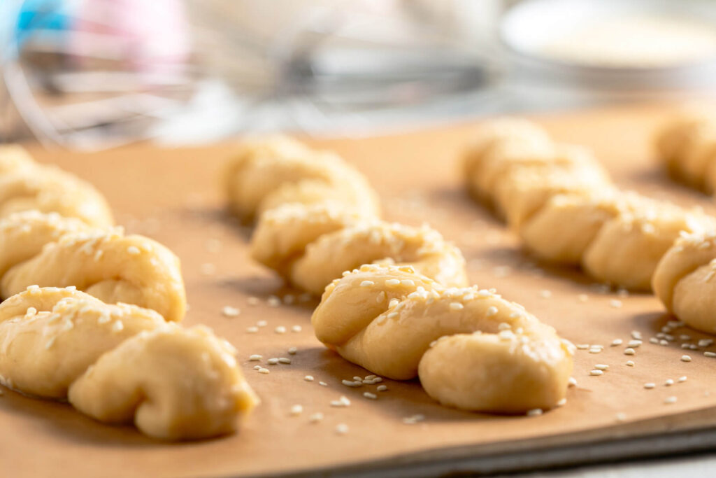 Griechische Osterkekse mit Sesam (Koulourakia)