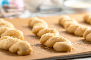 Griechische Osterkekse mit Sesam (Koulourakia)
