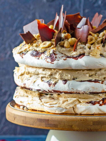 Haselnuss-Baiser-Torte mit Charlotte-Crème