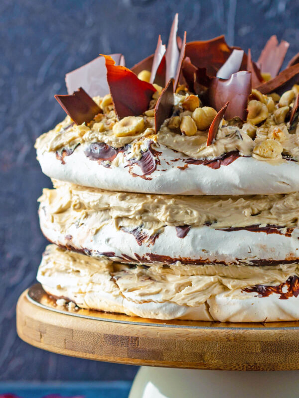 Haselnuss-Baiser-Torte mit Charlotte-Crème