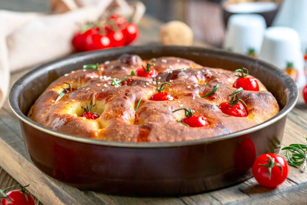 Italienische Focaccia mit Kartoffelteig und Kirschtomaten