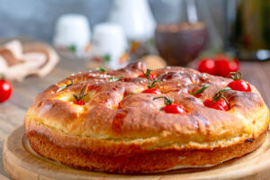 Italienische Focaccia mit Kartoffelteig und Kirschtomaten – extra fluffig & aromatisch