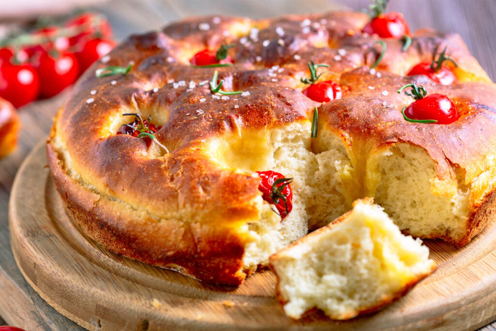Italienische Focaccia mit Kartoffelteig und Kirschtomaten – extra fluffig & aromatisch