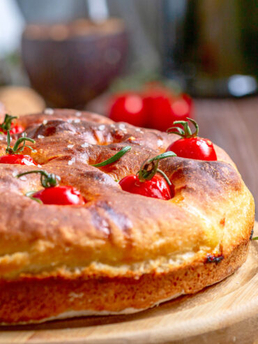 Italienische Focaccia mit Kartoffelteig und Kirschtomaten – extra fluffig & aromatisch