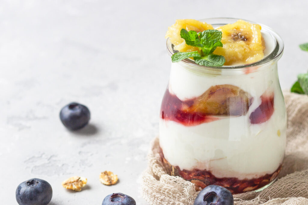 Joghurt-Parfait mit karamellisierten Bananen