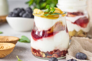 Joghurt-Parfait mit karamellisierten Bananen