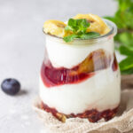 Joghurt-Parfait mit karamellisierten Bananen