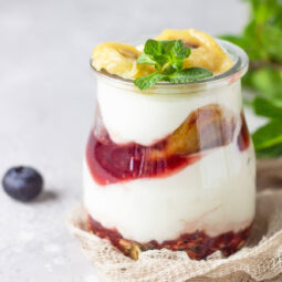 Joghurt-Parfait mit karamellisierten Bananen