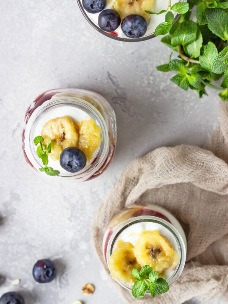 Joghurt-Parfait mit karamellisierten Bananen