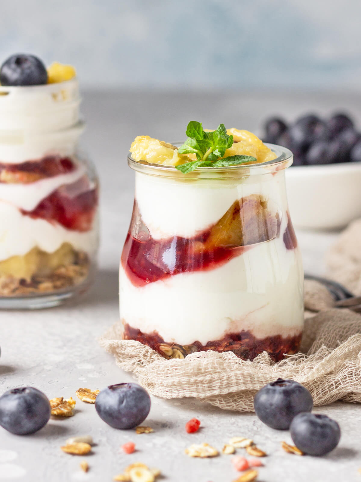 Joghurt-Parfait mit karamellisierten Bananen