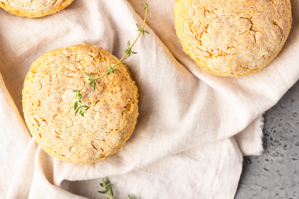 Käse-Scones mit Maismehl - Schnelle Brotalternative (Cheese Scones)