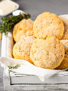 Käse-Scones mit Maismehl