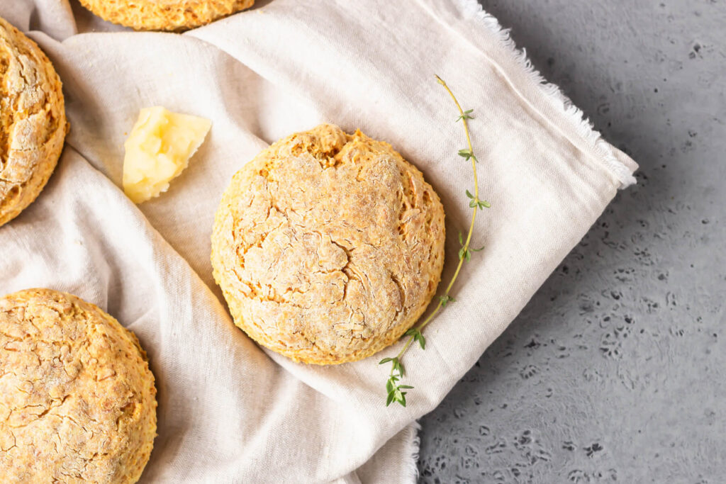 Käse-Scones mit Maismehl – Schnelle Brotalternative (Cheese Scones)