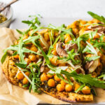 Kichererbsen-Fladen (Farinata) mit grünem Pesto und Rucola (Vegan)