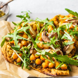 Kichererbsen-Fladen (Farinata) mit grünem Pesto und Rucola (Vegan)
