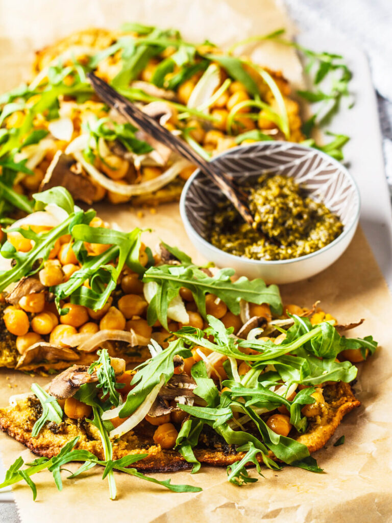 Kichererbsen-Fladen (Farinata) mit grünem Pesto und Rucola (Vegan)