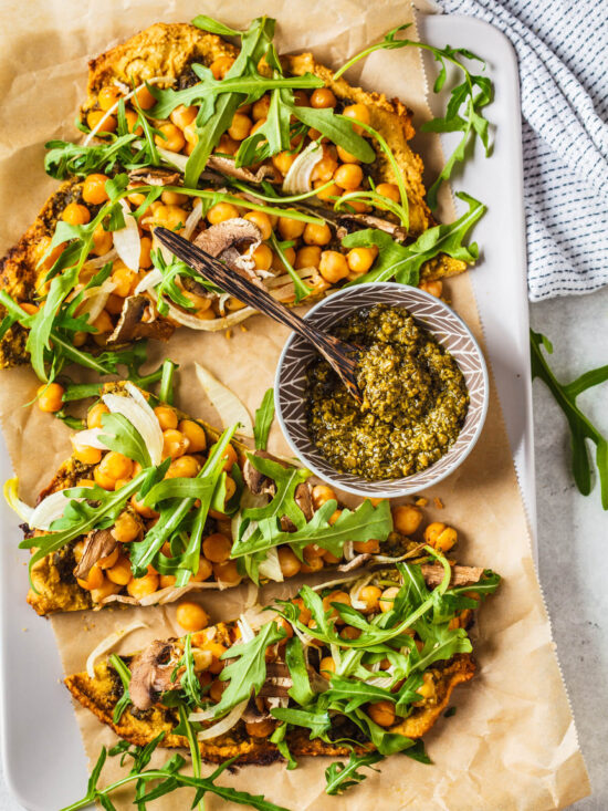 Kichererbsen-Fladen (Farinata) mit grünem Pesto und Rucola (Vegan)