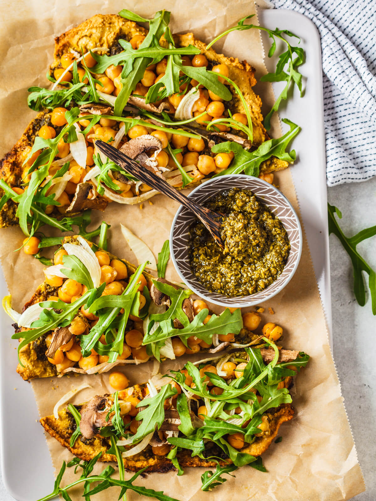 Kichererbsen-Fladen (Farinata) mit grünem Pesto und Rucola (Vegan)