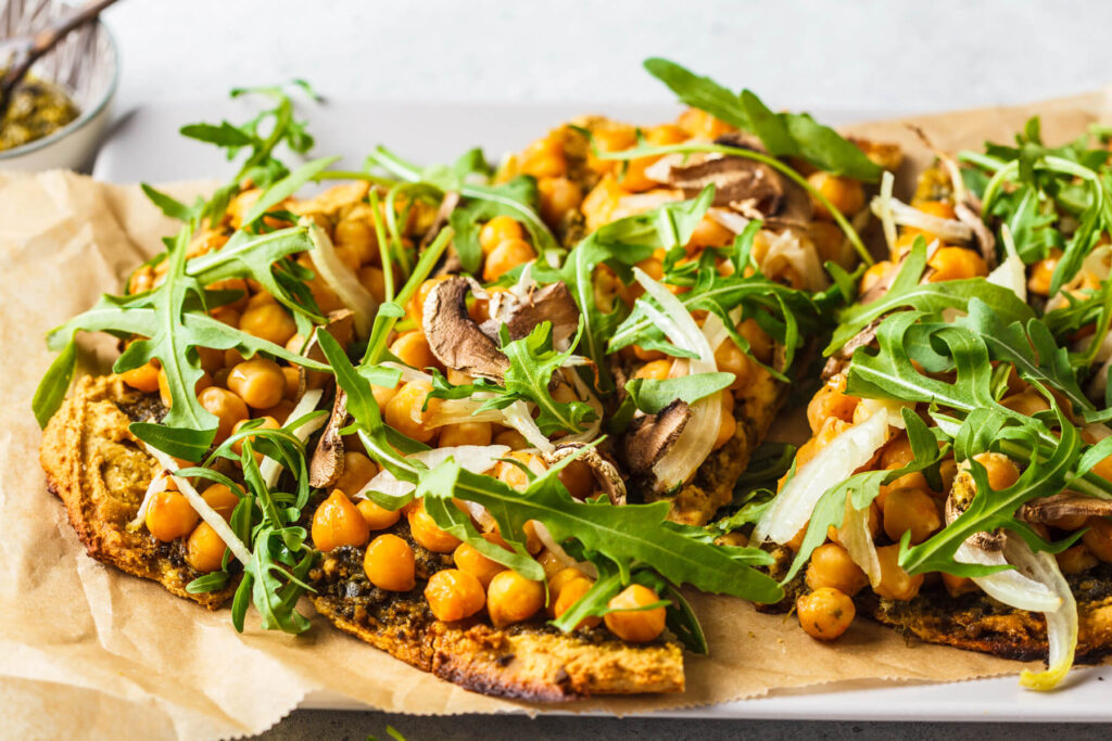 Kichererbsen-Fladen (Farinata) mit grünem Pesto und Rucola (Vegan)