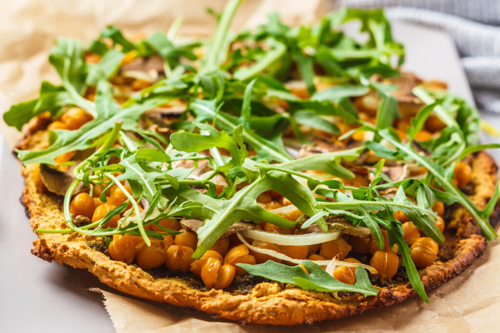 Kichererbsen-Fladen (Farinata) mit grünem Pesto und Rucola (Vegan)