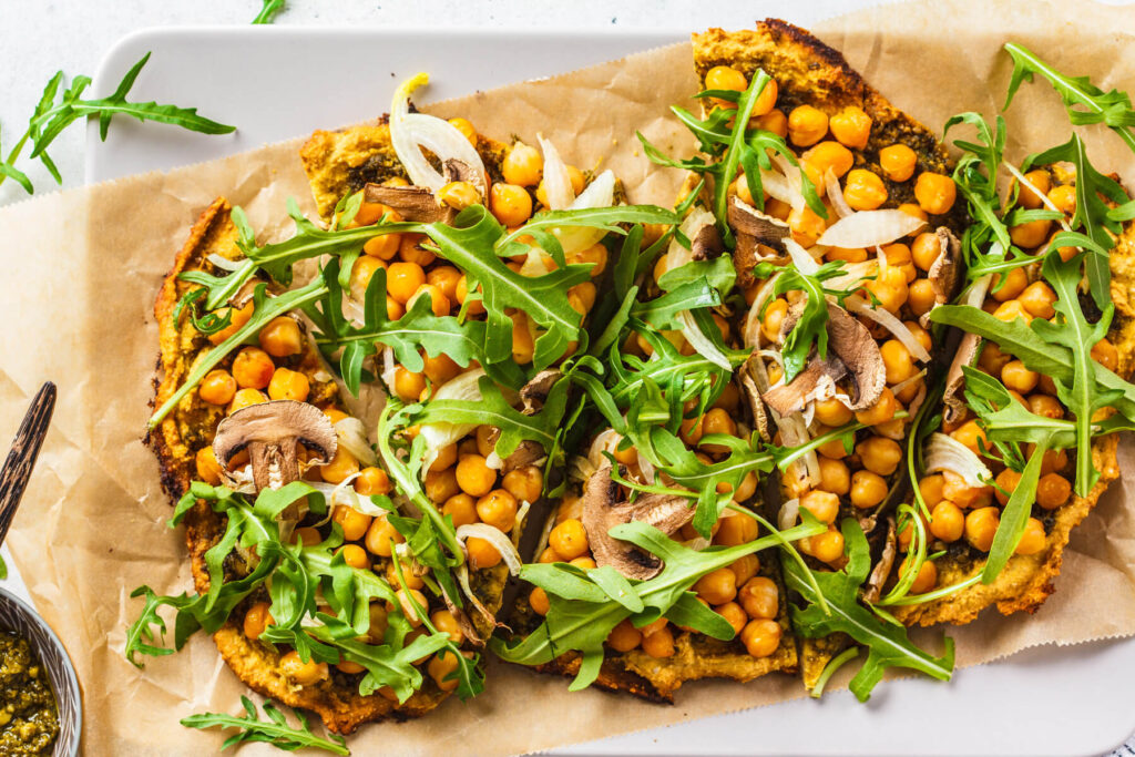 Kichererbsen-Fladen (Farinata) mit grünem Pesto und Rucola (Vegan)
