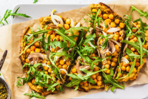 Kichererbsen-Fladen (Farinata) mit grünem Pesto und Rucola (Vegan)