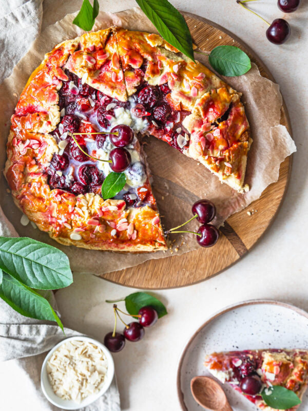 Kirsch-Pfirsich-Galette – Sommerliches Obstgebäck mit knusprigem Boden