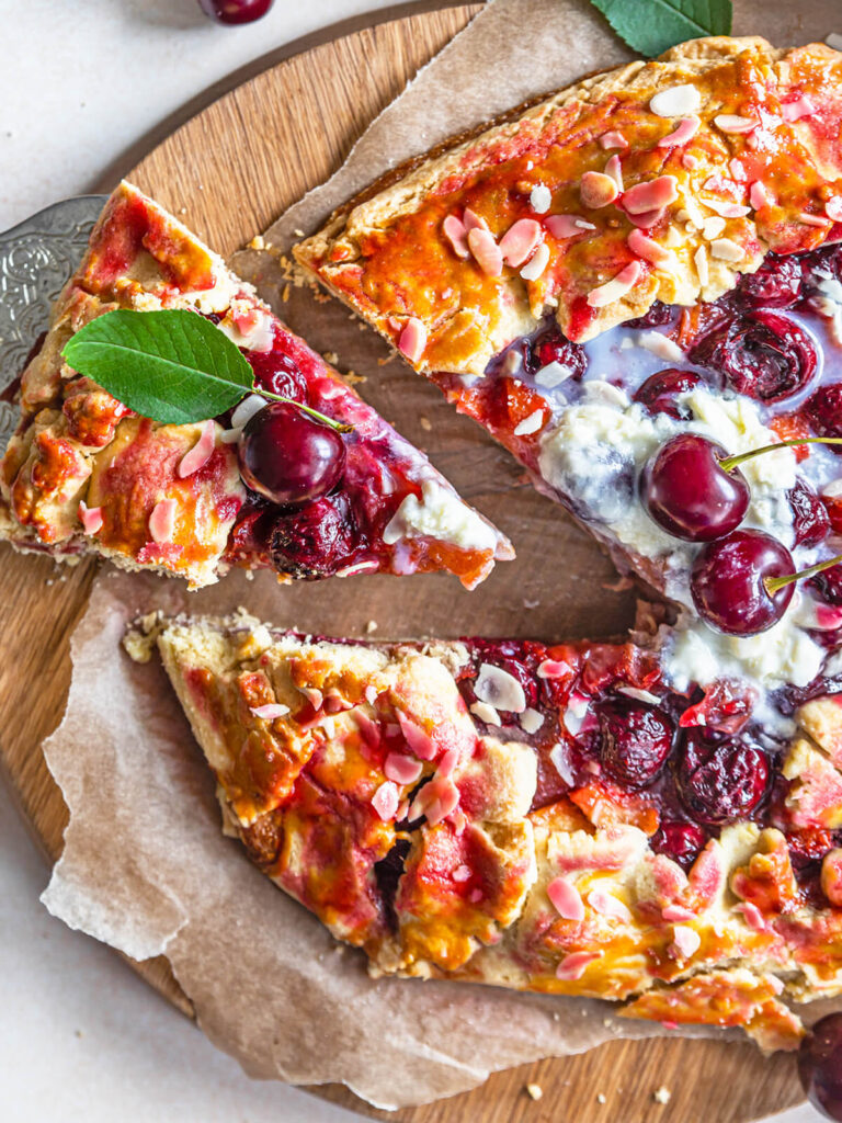 Kirsch-Pfirsich-Galette – Sommerliches Obstgebäck mit knusprigem Boden