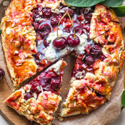 Kirsch-Pfirsich-Galette – Sommerliches Obstgebäck mit knusprigem Boden