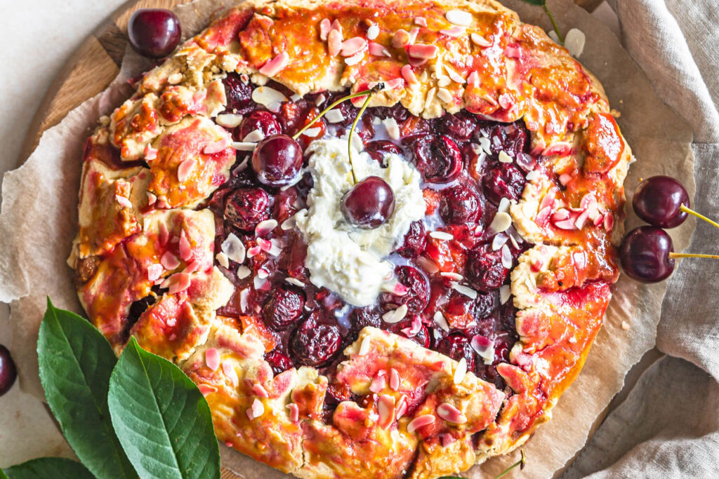 Kirsch-Pfirsich-Galette – Sommerliches Obstgebäck mit knusprigem Boden